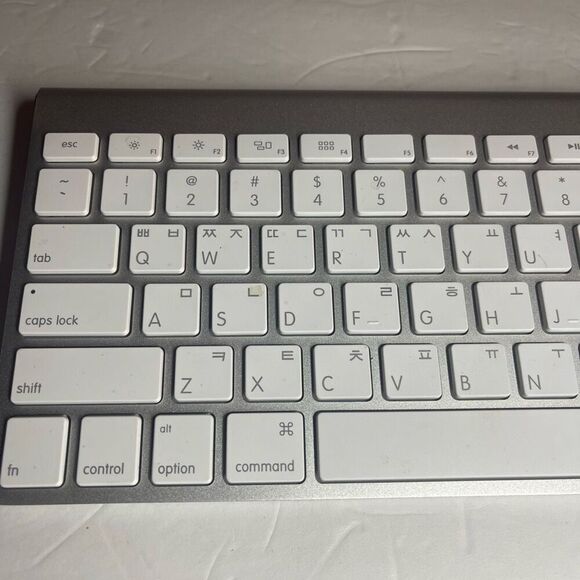 Genuine Apple Magic A1314 Bluetooth Wireless Slim Aluminum Keyboard Silver with - Picture 2 of 6